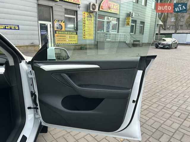 Белый Тесла Model Y, объемом двигателя 0 л и пробегом 35 тыс. км за 29500 $, фото 28 на Automoto.ua