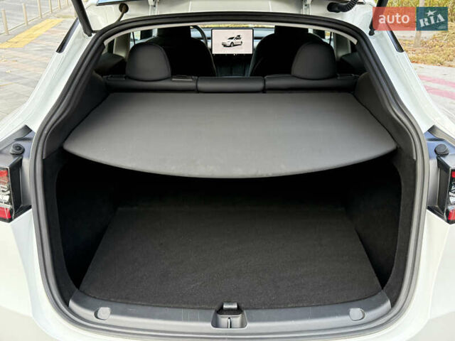 Белый Тесла Model Y, объемом двигателя 0 л и пробегом 25 тыс. км за 32500 $, фото 27 на Automoto.ua