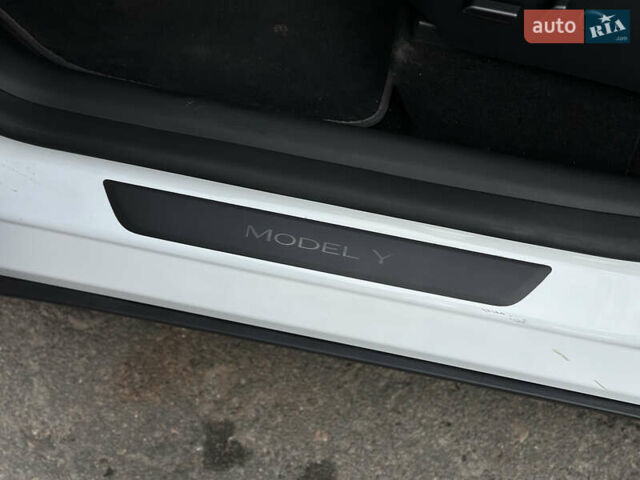 Білий Тесла Model Y, об'ємом двигуна 0 л та пробігом 47 тис. км за 26500 $, фото 29 на Automoto.ua
