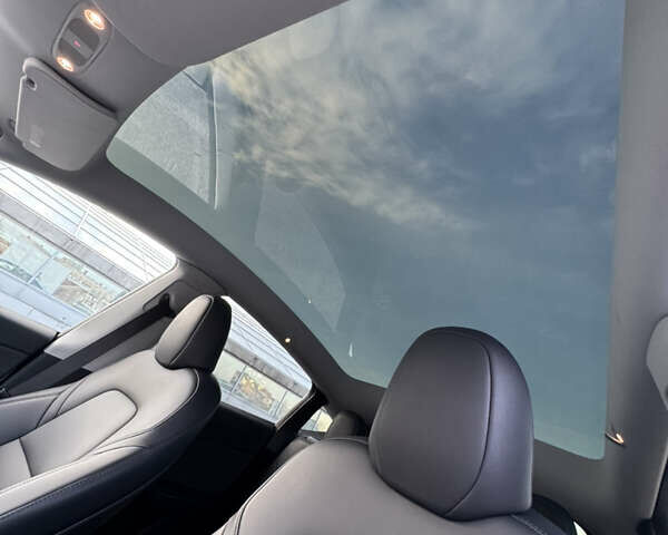 Белый Тесла Model Y, объемом двигателя 0 л и пробегом 24 тыс. км за 28999 $, фото 16 на Automoto.ua