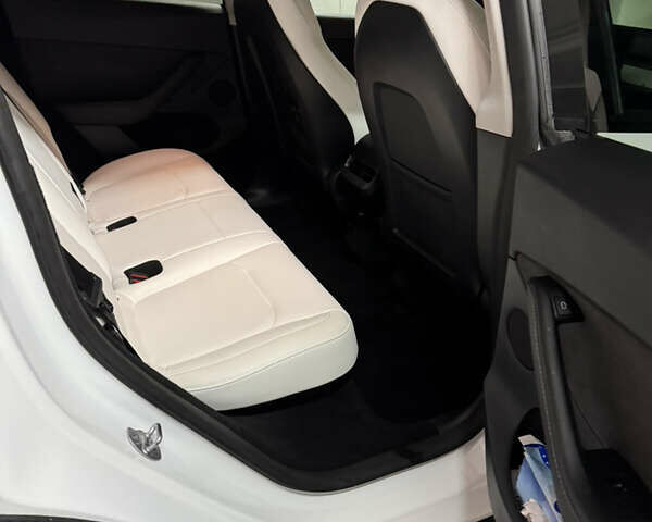 Белый Тесла Model Y, объемом двигателя 0 л и пробегом 35 тыс. км за 28800 $, фото 18 на Automoto.ua