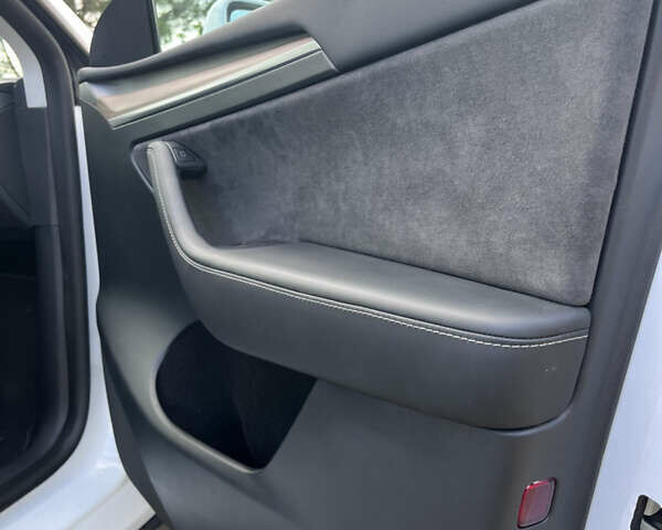 Белый Тесла Model Y, объемом двигателя 0 л и пробегом 12 тыс. км за 28800 $, фото 19 на Automoto.ua