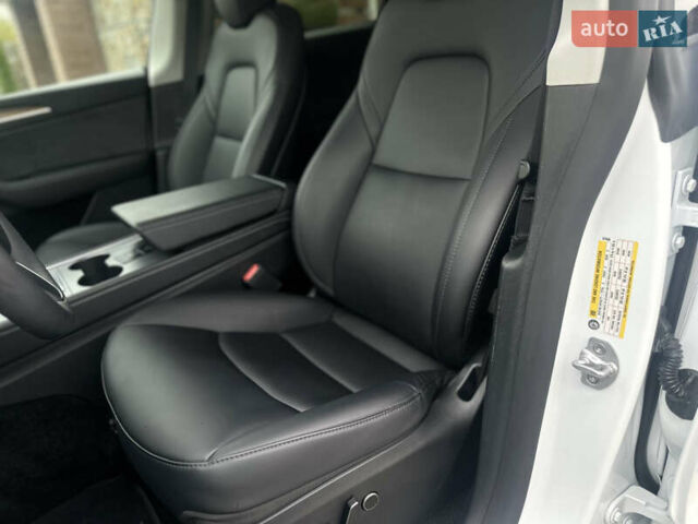 Белый Тесла Model Y, объемом двигателя 0 л и пробегом 29 тыс. км за 28900 $, фото 15 на Automoto.ua
