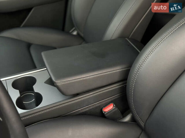 Білий Тесла Model Y, об'ємом двигуна 0 л та пробігом 47 тис. км за 26500 $, фото 49 на Automoto.ua