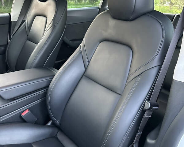Білий Тесла Model Y, об'ємом двигуна 0 л та пробігом 45 тис. км за 27500 $, фото 37 на Automoto.ua