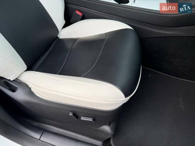 Белый Тесла Model Y, объемом двигателя 0 л и пробегом 53 тыс. км за 28800 $, фото 22 на Automoto.ua