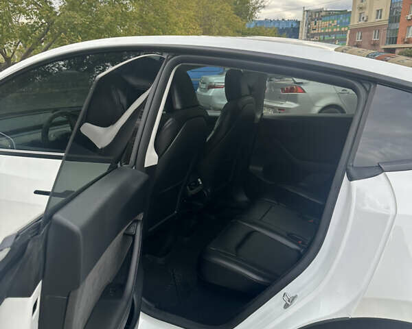 Белый Тесла Model Y, объемом двигателя 0 л и пробегом 31 тыс. км за 36500 $, фото 11 на Automoto.ua