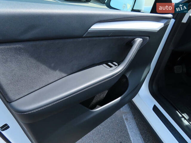 Белый Тесла Model Y, объемом двигателя 0 л и пробегом 41 тыс. км за 27000 $, фото 45 на Automoto.ua
