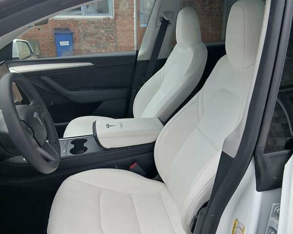 Білий Тесла Model Y, об'ємом двигуна 0 л та пробігом 57 тис. км за 26500 $, фото 11 на Automoto.ua