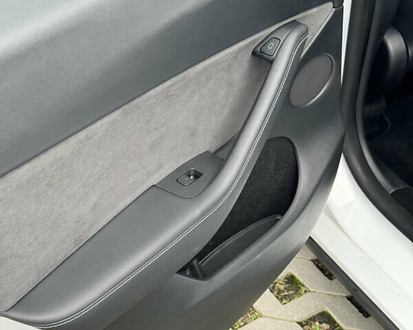 Белый Тесла Model Y, объемом двигателя 0 л и пробегом 45 тыс. км за 29900 $, фото 19 на Automoto.ua