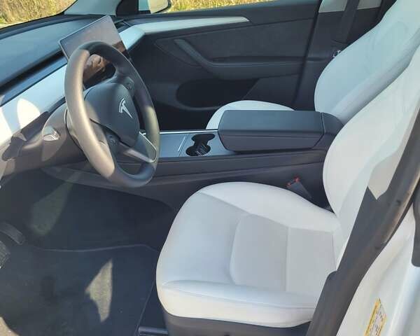 Белый Тесла Model Y, объемом двигателя 0 л и пробегом 4 тыс. км за 27400 $, фото 15 на Automoto.ua