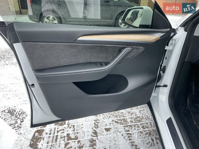 Белый Тесла Model Y, объемом двигателя 0 л и пробегом 13 тыс. км за 26500 $, фото 33 на Automoto.ua