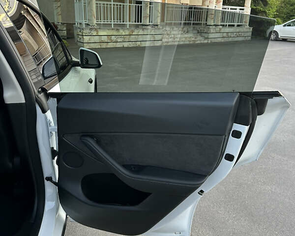 Білий Тесла Model Y, об'ємом двигуна 0 л та пробігом 45 тис. км за 27500 $, фото 53 на Automoto.ua
