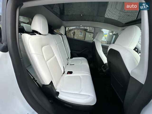 Белый Тесла Model Y, объемом двигателя 0 л и пробегом 35 тыс. км за 29500 $, фото 26 на Automoto.ua
