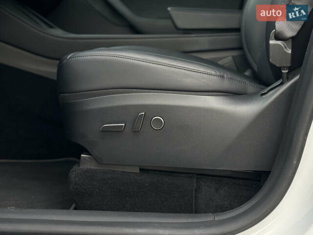 Білий Тесла Model Y, об'ємом двигуна 0 л та пробігом 47 тис. км за 26500 $, фото 30 на Automoto.ua