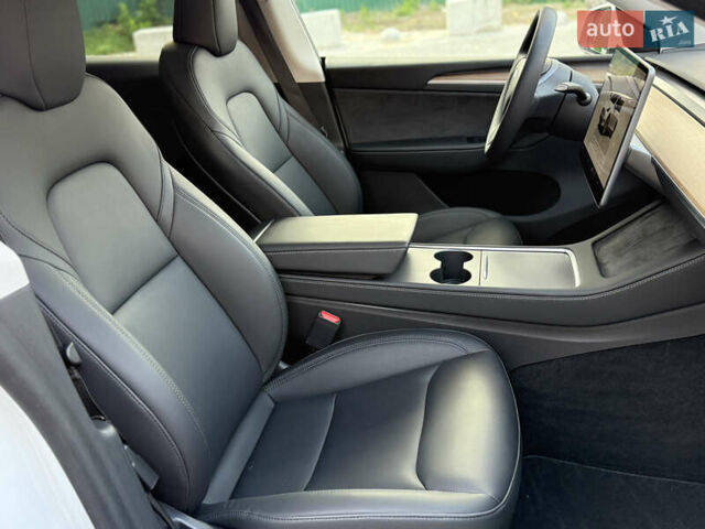 Белый Тесла Model Y, объемом двигателя 0 л и пробегом 25 тыс. км за 32500 $, фото 22 на Automoto.ua