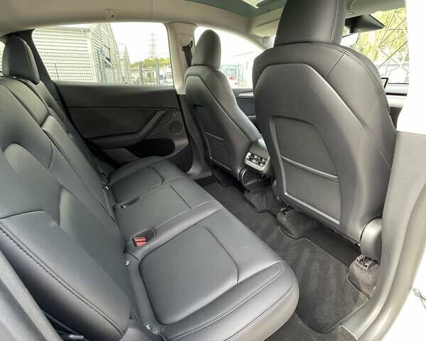 Білий Тесла Model Y, об'ємом двигуна 0 л та пробігом 25 тис. км за 28500 $, фото 31 на Automoto.ua