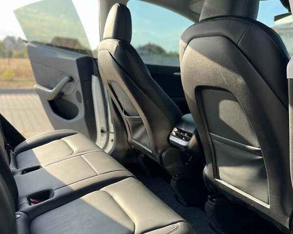 Белый Тесла Model Y, объемом двигателя 0 л и пробегом 26 тыс. км за 29900 $, фото 16 на Automoto.ua