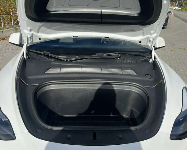 Тесла Model Y 2023 в Тернополе на Automoto.ua Белый Тесла Model Y, объемом двигателя 0 л и пробегом 16 тыс. км за 28500 $, фото 6 на Automoto.ua