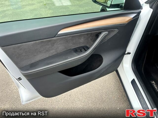 Белый Тесла Model Y, объемом двигателя 0 л и пробегом 40 тыс. км за 28499 $, фото 10 на Automoto.ua