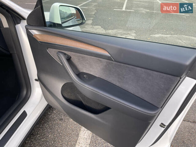 Белый Тесла Model Y, объемом двигателя 0 л и пробегом 43 тыс. км за 29500 $, фото 12 на Automoto.ua