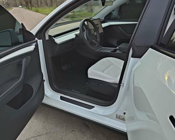 Білий Тесла Model Y, об'ємом двигуна 0 л та пробігом 41 тис. км за 26500 $, фото 5 на Automoto.ua