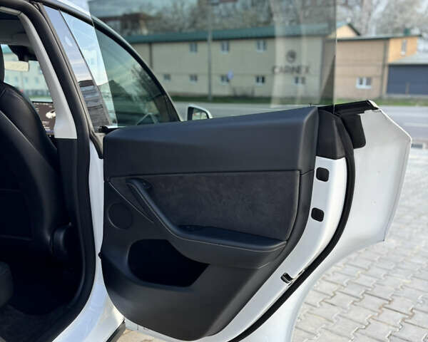 Белый Тесла Model Y, объемом двигателя 0 л и пробегом 40 тыс. км за 28000 $, фото 43 на Automoto.ua