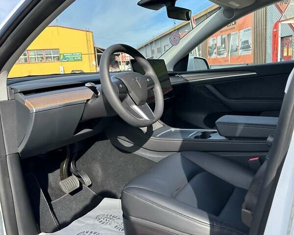 Белый Тесла Model Y, объемом двигателя 0 л и пробегом 23 тыс. км за 27500 $, фото 13 на Automoto.ua