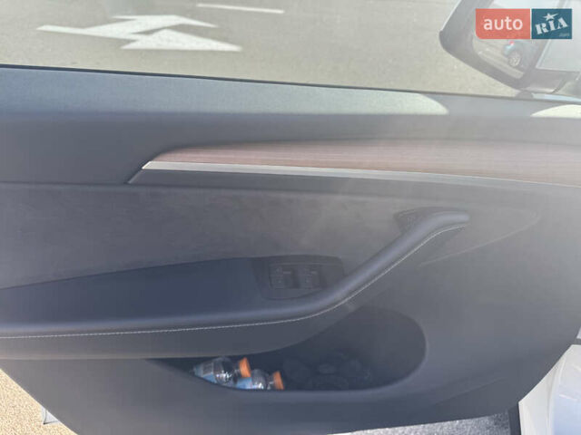 Белый Тесла Model Y, объемом двигателя 0 л и пробегом 76 тыс. км за 33000 $, фото 14 на Automoto.ua