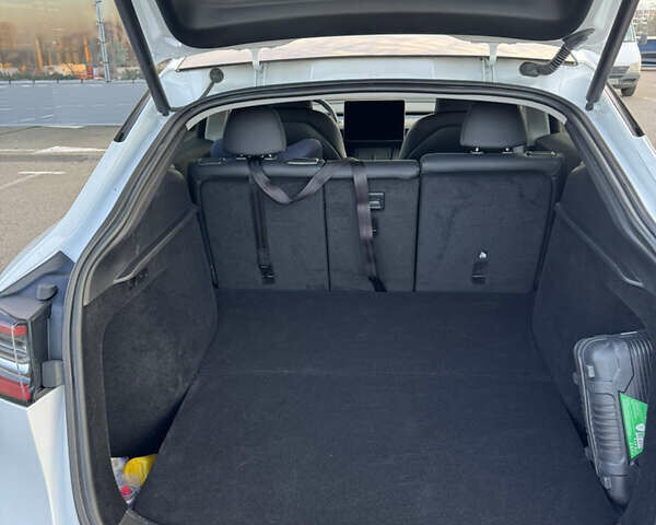 Белый Тесла Model Y, объемом двигателя 0 л и пробегом 24 тыс. км за 28999 $, фото 8 на Automoto.ua