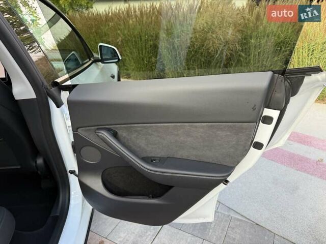 Белый Тесла Model Y, объемом двигателя 0 л и пробегом 35 тыс. км за 34500 $, фото 39 на Automoto.ua