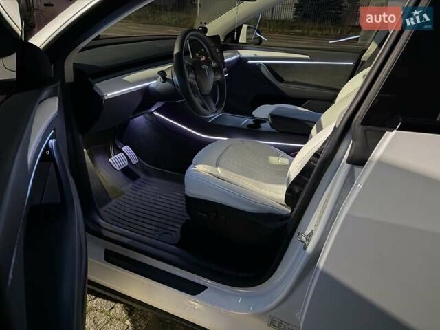 Белый Тесла Model Y, объемом двигателя 0 л и пробегом 47 тыс. км за 32500 $, фото 28 на Automoto.ua