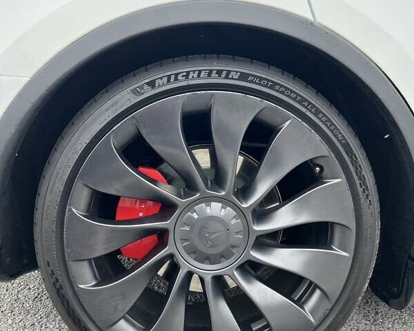 Белый Тесла Model Y, объемом двигателя 0 л и пробегом 24 тыс. км за 32800 $, фото 20 на Automoto.ua