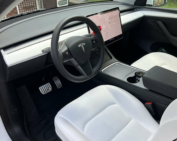 Белый Тесла Model Y, объемом двигателя 0 л и пробегом 43 тыс. км за 26000 $, фото 7 на Automoto.ua