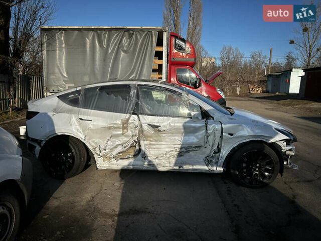 Белый Тесла Model Y, объемом двигателя 1.87 л и пробегом 64 тыс. км за 15500 $, фото 2 на Automoto.ua