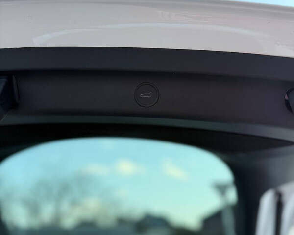 Білий Тесла Model Y, об'ємом двигуна 0 л та пробігом 23 тис. км за 28500 $, фото 11 на Automoto.ua