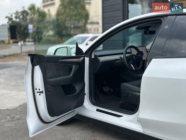 Білий Тесла Model Y, об'ємом двигуна 0 л та пробігом 47 тис. км за 26500 $, фото 26 на Automoto.ua
