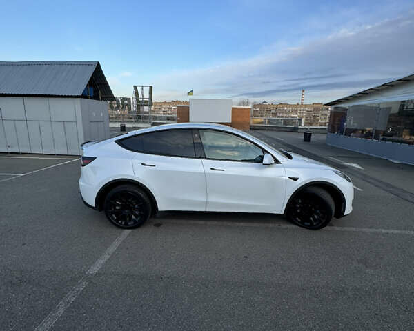Белый Тесла Model Y, объемом двигателя 0 л и пробегом 24 тыс. км за 28999 $, фото 5 на Automoto.ua