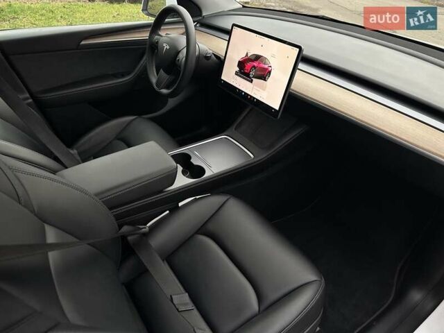 Белый Тесла Model Y, объемом двигателя 0 л и пробегом 42 тыс. км за 26999 $, фото 25 на Automoto.ua