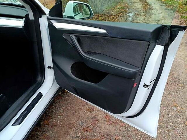 Белый Тесла Model Y, объемом двигателя 0.33 л и пробегом 53 тыс. км за 29000 $, фото 12 на Automoto.ua