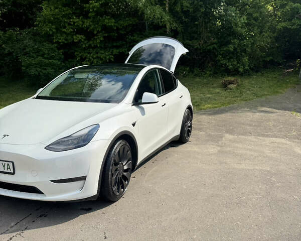 Белый Тесла Model Y, объемом двигателя 0 л и пробегом 48 тыс. км за 27800 $, фото 1 на Automoto.ua