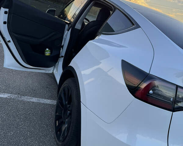 Білий Тесла Model Y, об'ємом двигуна 0 л та пробігом 48 тис. км за 28000 $, фото 17 на Automoto.ua