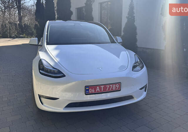 Белый Тесла Model Y, объемом двигателя 0 л и пробегом 28 тыс. км за 27600 $, фото 2 на Automoto.ua