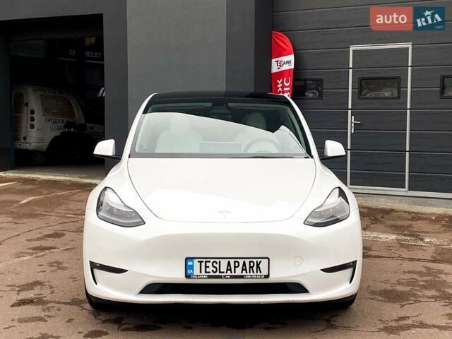 Белый Тесла Model Y, объемом двигателя 0 л и пробегом 49 тыс. км за 34999 $, фото 2 на Automoto.ua