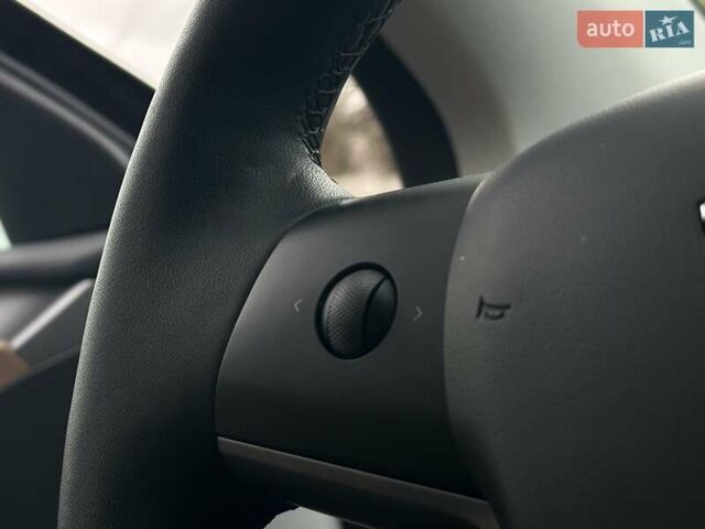Белый Тесла Model Y, объемом двигателя 0 л и пробегом 42 тыс. км за 26999 $, фото 22 на Automoto.ua