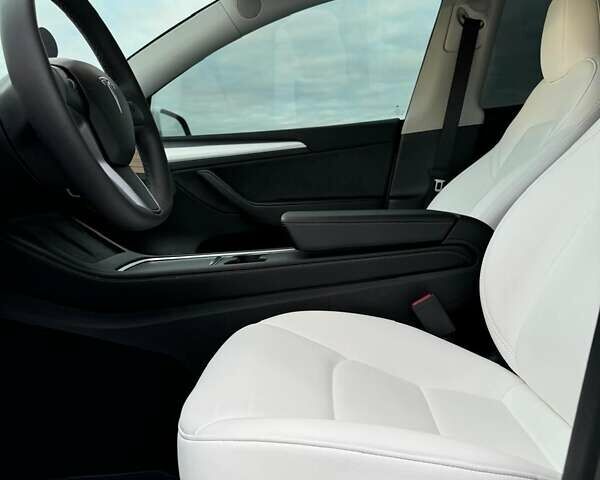 Білий Тесла Model Y, об'ємом двигуна 0 л та пробігом 20 тис. км за 26700 $, фото 25 на Automoto.ua