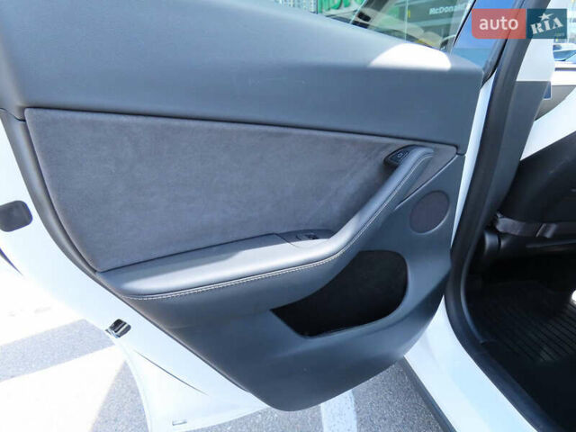 Белый Тесла Model Y, объемом двигателя 0 л и пробегом 41 тыс. км за 27000 $, фото 42 на Automoto.ua