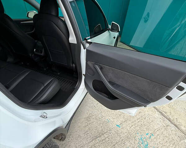 Білий Тесла Model Y, об'ємом двигуна 0 л та пробігом 47 тис. км за 32500 $, фото 8 на Automoto.ua
