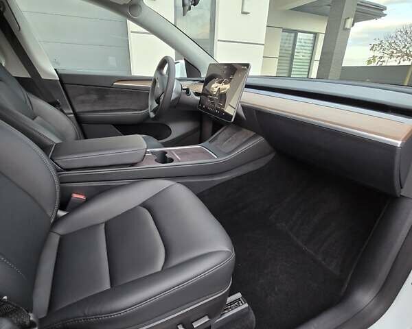 Белый Тесла Model Y, объемом двигателя 0 л и пробегом 42 тыс. км за 26800 $, фото 19 на Automoto.ua