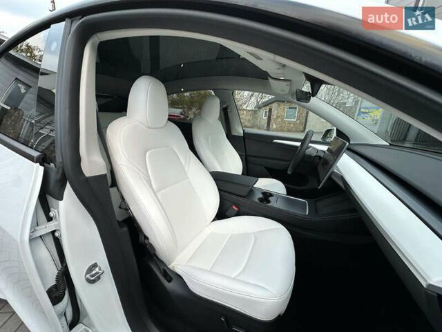 Белый Тесла Model Y, объемом двигателя 0 л и пробегом 35 тыс. км за 29500 $, фото 30 на Automoto.ua